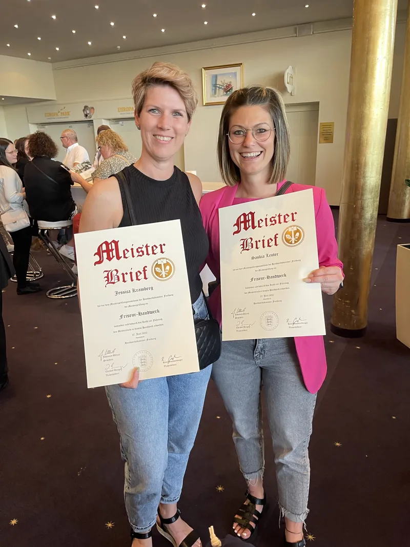 Jessica und Saskia mit ihren Meisterbriefen
