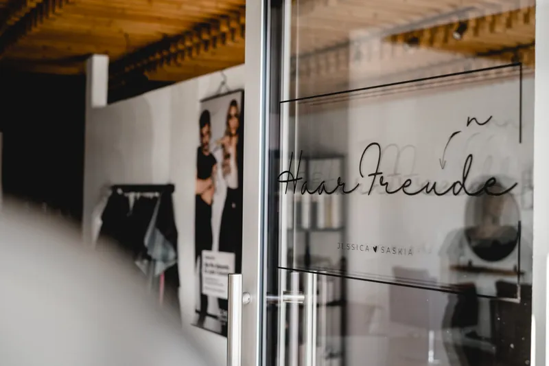 Eingang des Salons mit Logo