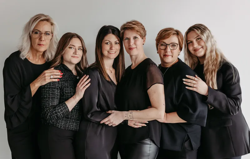 Das Team von HAARFreu[n]de: Jessica, Saskia, Marina, Sanja, Moni und Sofia